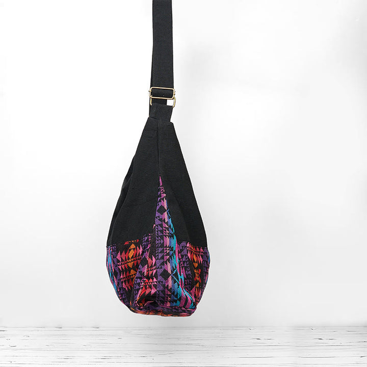 Sac à bandoulière en coton à motif géométrique noir, rouge et rose Buddha Stones