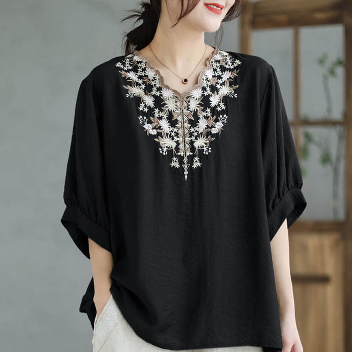 T-shirt en coton et lin à manches courtes et col en V avec petites broderies florales et Buddha Stones