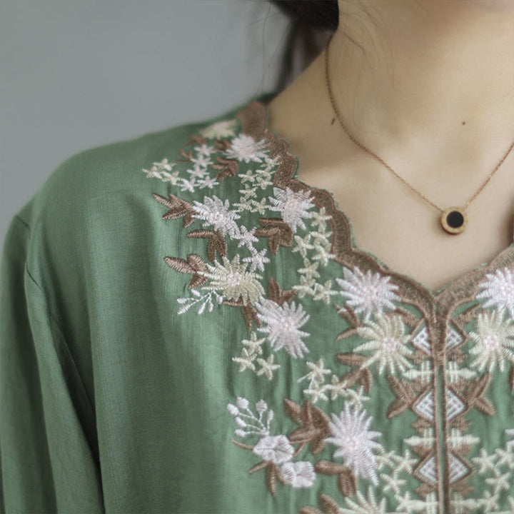 T-shirt en coton et lin à manches courtes et col en V avec petites broderies florales et Buddha Stones