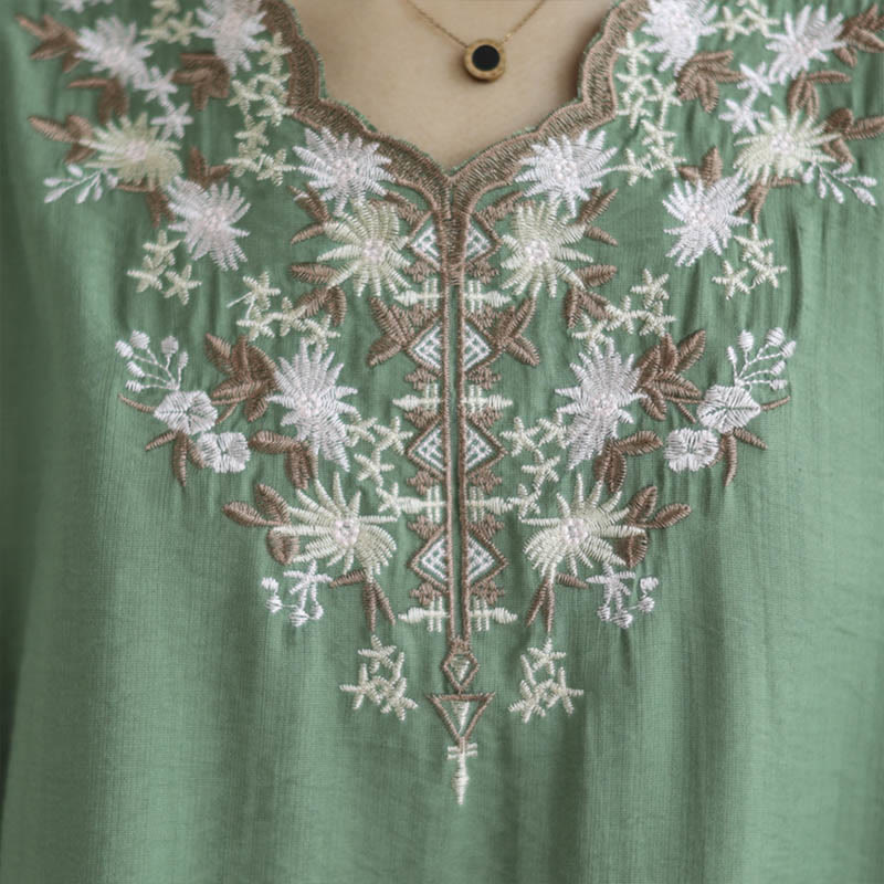 T-shirt en coton et lin à manches courtes et col en V avec petites broderies florales et Buddha Stones