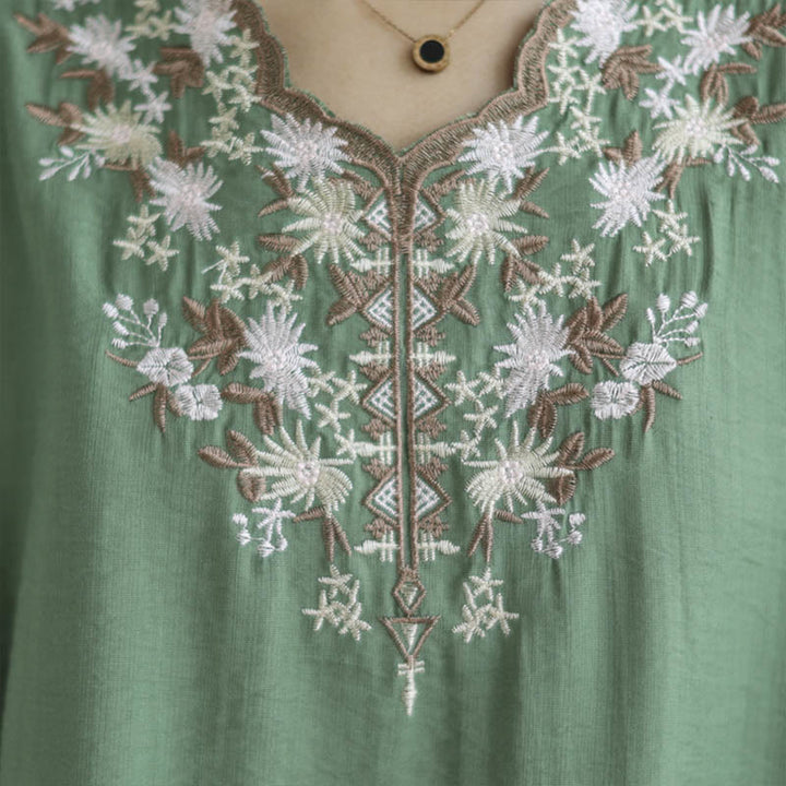T-shirt en coton et lin à manches courtes et col en V avec petites broderies florales et Buddha Stones