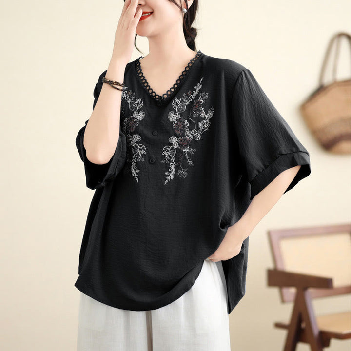 T-shirt à manches courtes et col en V avec broderie florale et Buddha Stones