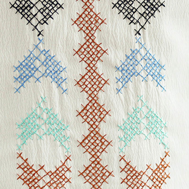 Débardeur à pompons et col en V avec broderie rétro Buddha Stones - image 9