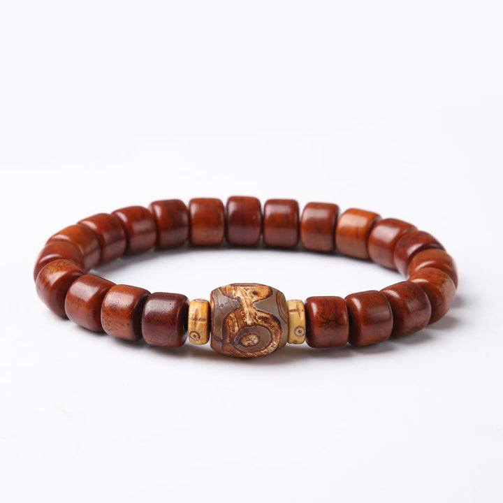 Bracelet de force en agate rouge et corne de mouton avec Buddha Stones d'os tibétaines et perles dzi à trois yeux