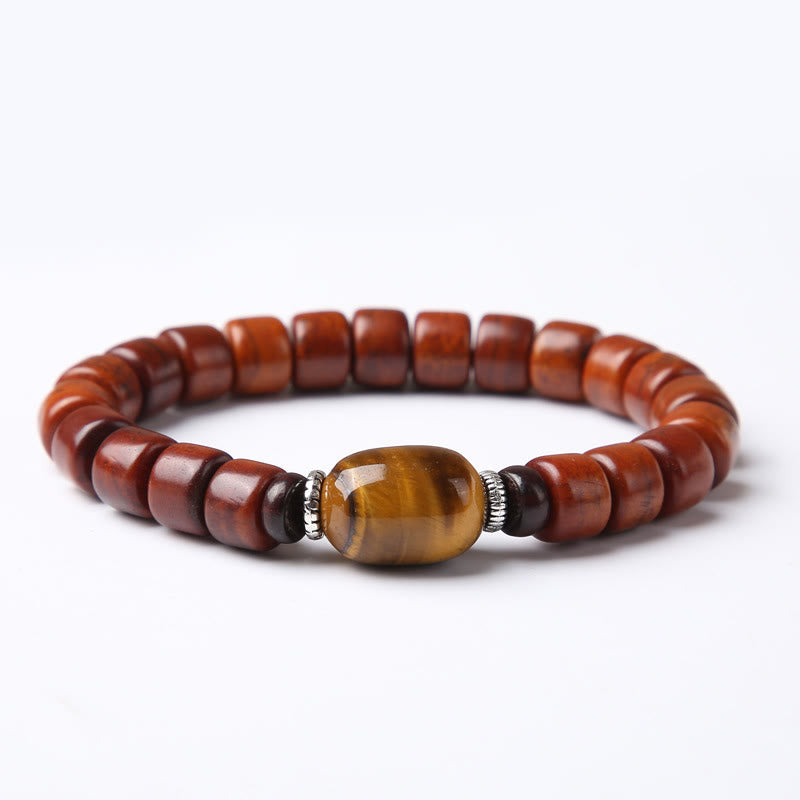 Bracelet de force en agate rouge et corne de mouton avec Buddha Stones d'os tibétaines et perles dzi à trois yeux