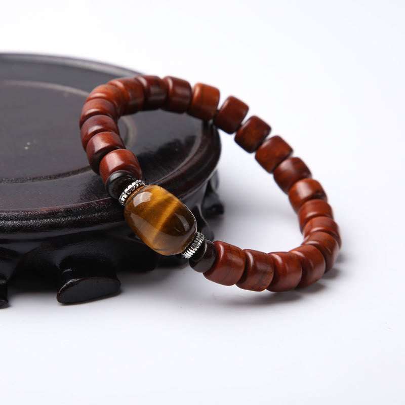 Bracelet de force en agate rouge et corne de mouton avec Buddha Stones d'os tibétaines et perles dzi à trois yeux