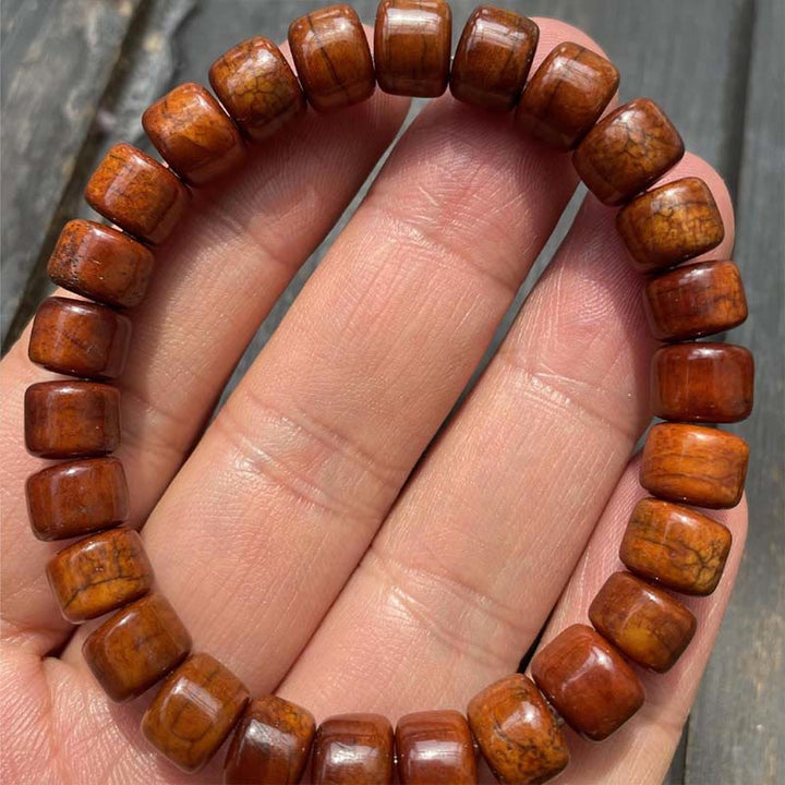 Bracelet de force en agate rouge et corne de mouton avec Buddha Stones d'os tibétaines et perles dzi à trois yeux