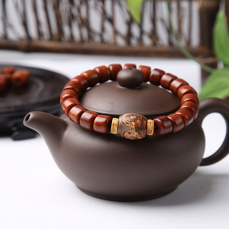 Bracelet de force en agate rouge et corne de mouton avec Buddha Stones d'os tibétaines et perles dzi à trois yeux