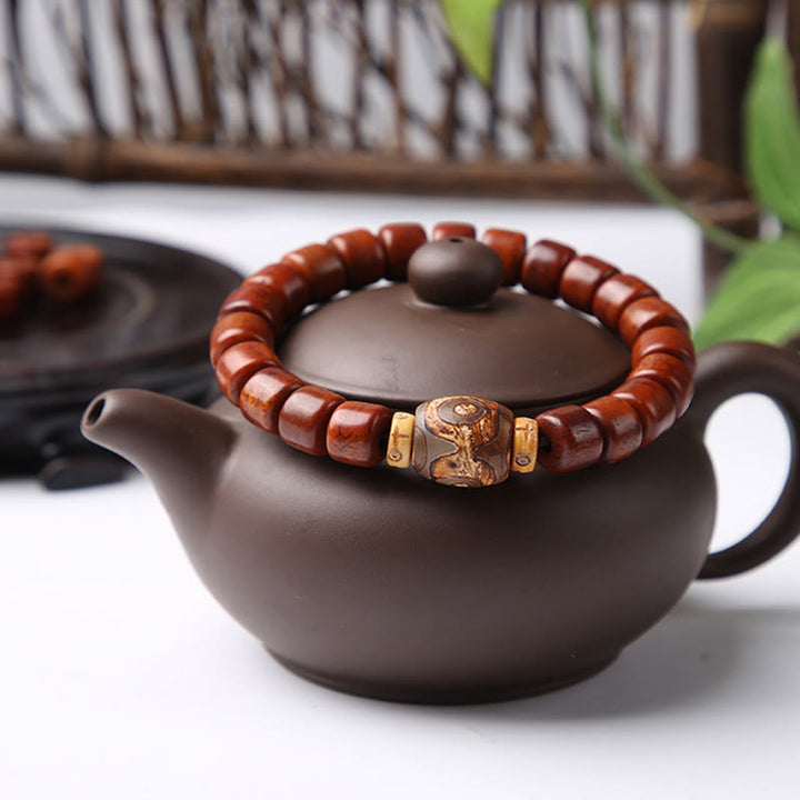 Bracelet de force en agate rouge et corne de mouton avec Buddha Stones d'os tibétaines et perles dzi à trois yeux