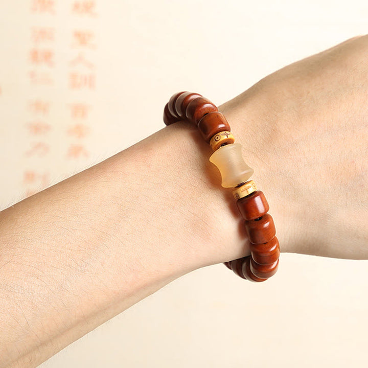 Bracelet de force en agate rouge et corne de mouton avec Buddha Stones d'os tibétaines et perles dzi à trois yeux