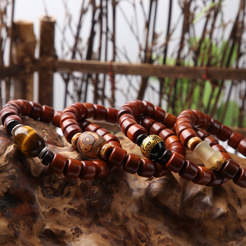 Bracelet de force en agate rouge et corne de mouton avec Buddha Stones d'os tibétaines et perles dzi à trois yeux