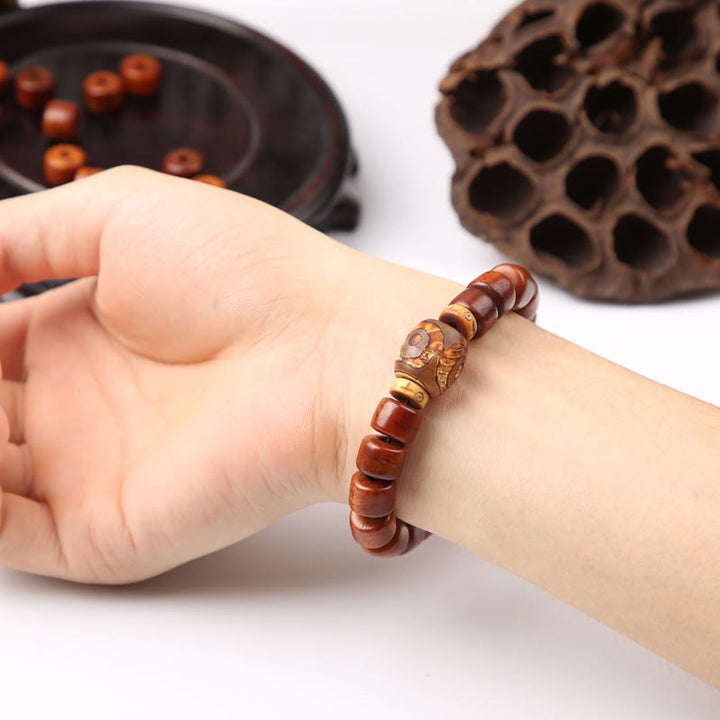 Bracelet de force en agate rouge et corne de mouton avec Buddha Stones d'os tibétaines et perles dzi à trois yeux