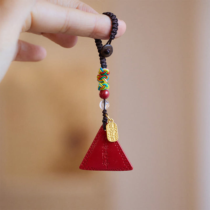 Porte-clés talisman à motif triangulaire en cinabre et Buddha Stones pour éloigner les mauvais esprits