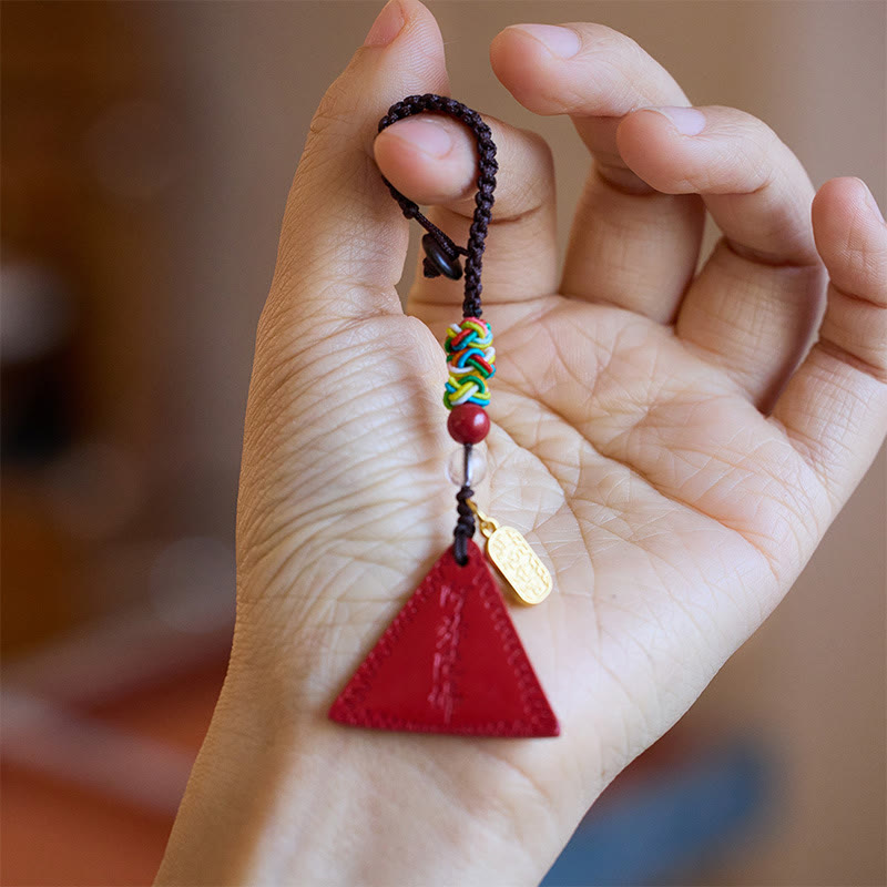 Porte-clés talisman à motif triangulaire en cinabre et Buddha Stones pour éloigner les mauvais esprits