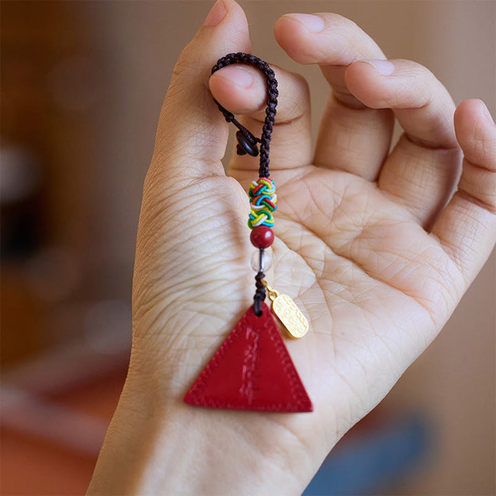 Porte-clés talisman à motif triangulaire en cinabre et Buddha Stones pour éloigner les mauvais esprits