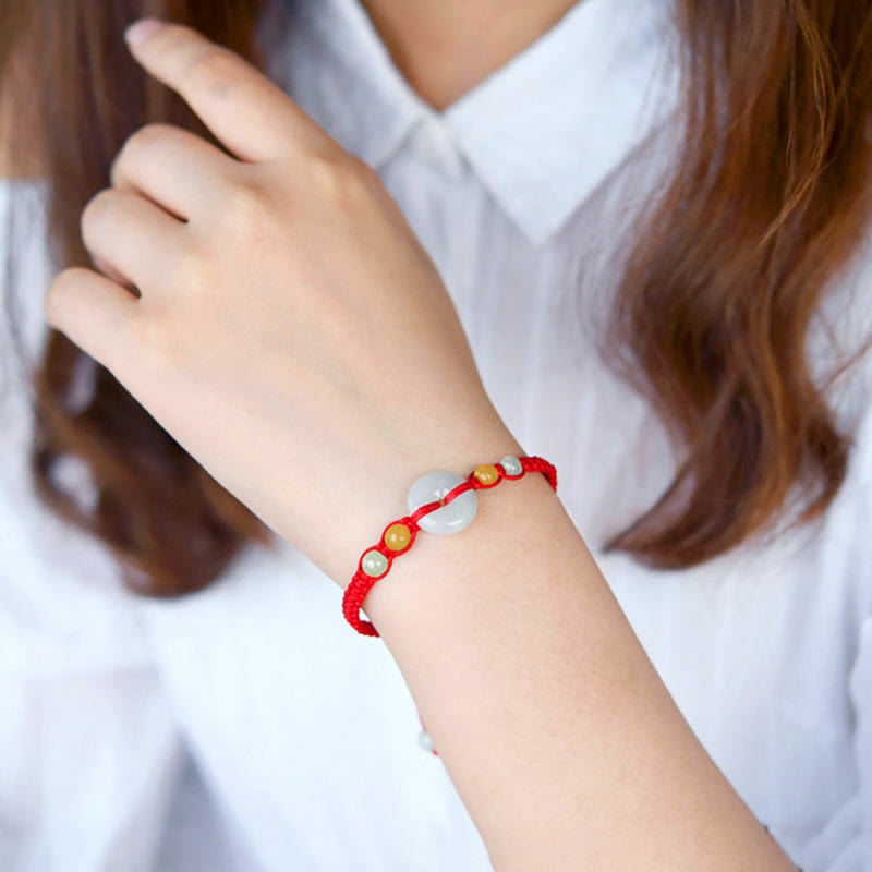 Bracelet en fil rouge avec boucle de paix en jade et Buddha Stones