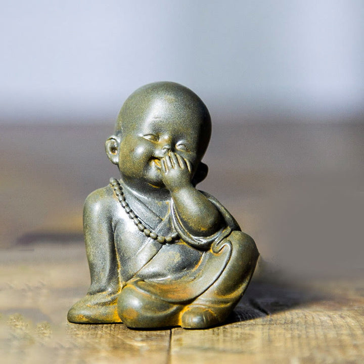 Statue de Buddha Stones, petit moine méditant, poudre de fer, rouille, résine coulée, décoration de bureau - Moine se couvrant la bouche 6,5*5 cm - image 0