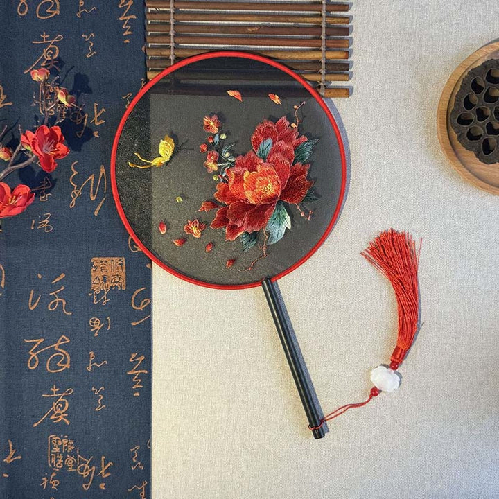 Éventail à main brodé avec manche en bois et fleurs de pivoine et papillons , Buddha Stones