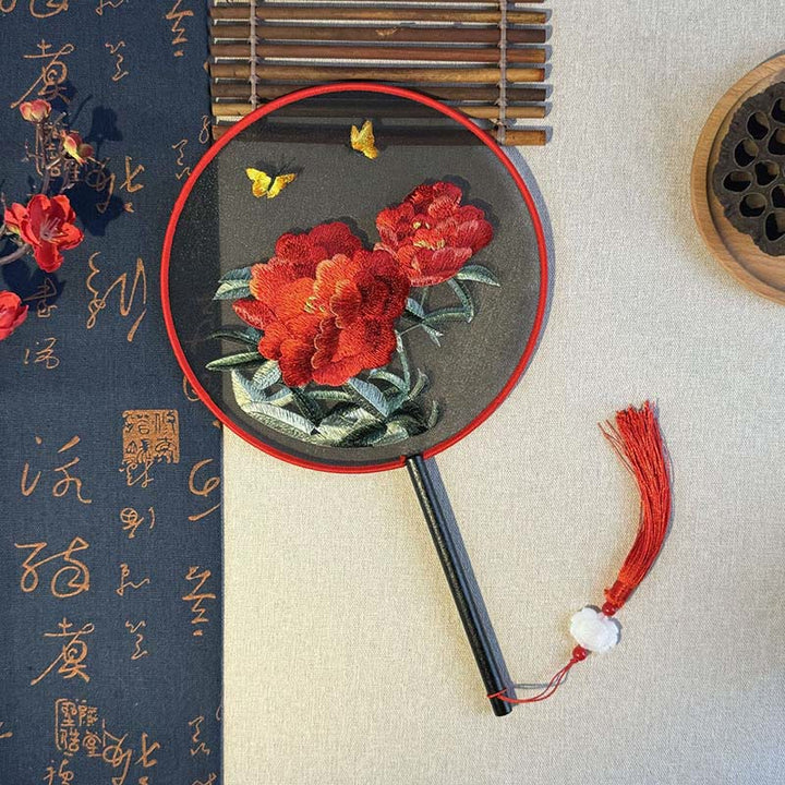 Éventail à main brodé avec manche en bois et fleurs de pivoine et papillons , Buddha Stones