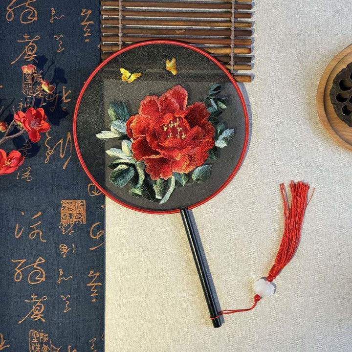 Éventail à main brodé avec manche en bois et fleurs de pivoine et papillons , Buddha Stones