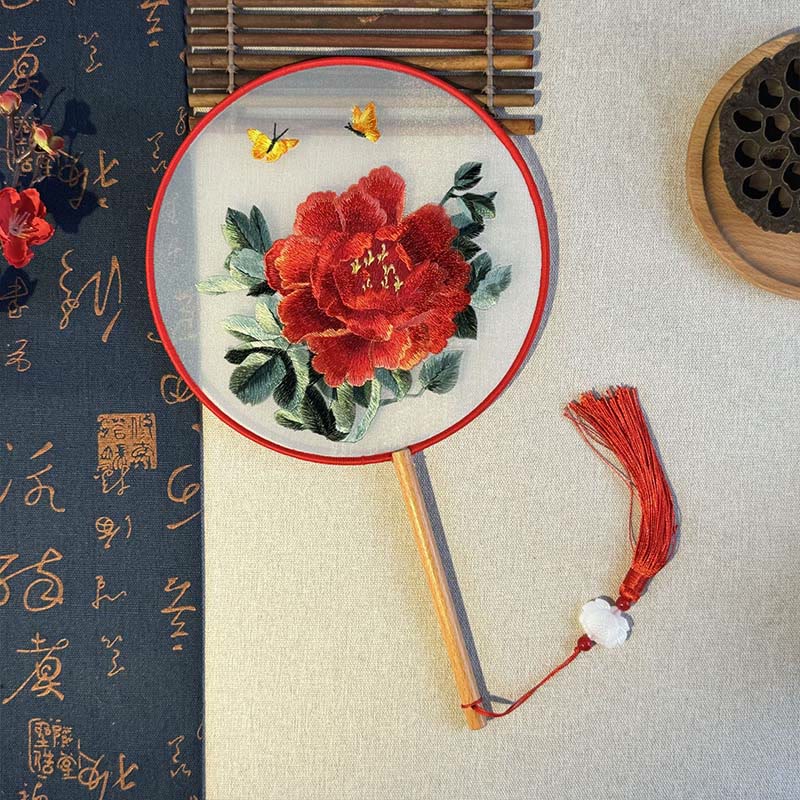 Éventail à main brodé avec manche en bois et fleurs de pivoine et papillons , Buddha Stones