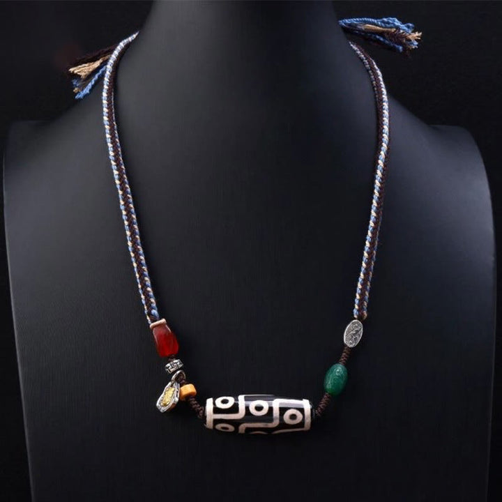 Collier pendentif en corde tressée avec Buddha Stones