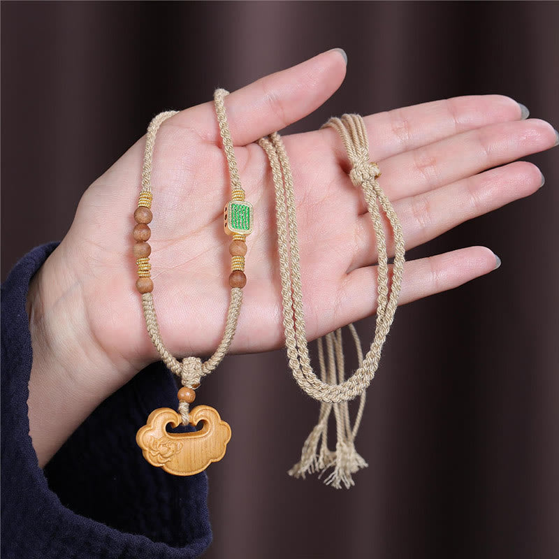 Collier pendentif de protection en Buddha Stones en bois de santal tibétain avec breloque de verrouillage chinoise