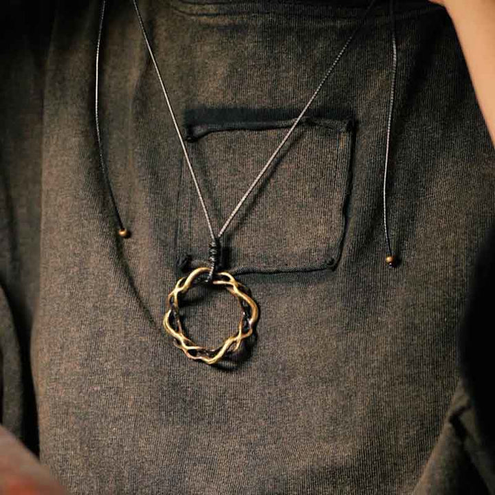 Collier pendentif porte-bonheur fait main en cuivre et laiton avec Buddha Stones