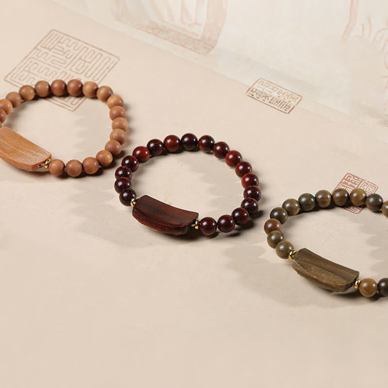 Bracelet de paix en six mots vrais en bois de santal rouge et vert avec petites feuilles de Buddha Stones