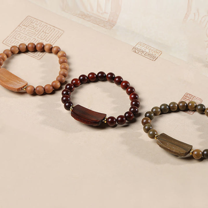 Bracelet de paix en six mots vrais en bois de santal rouge et vert avec petites feuilles de Buddha Stones