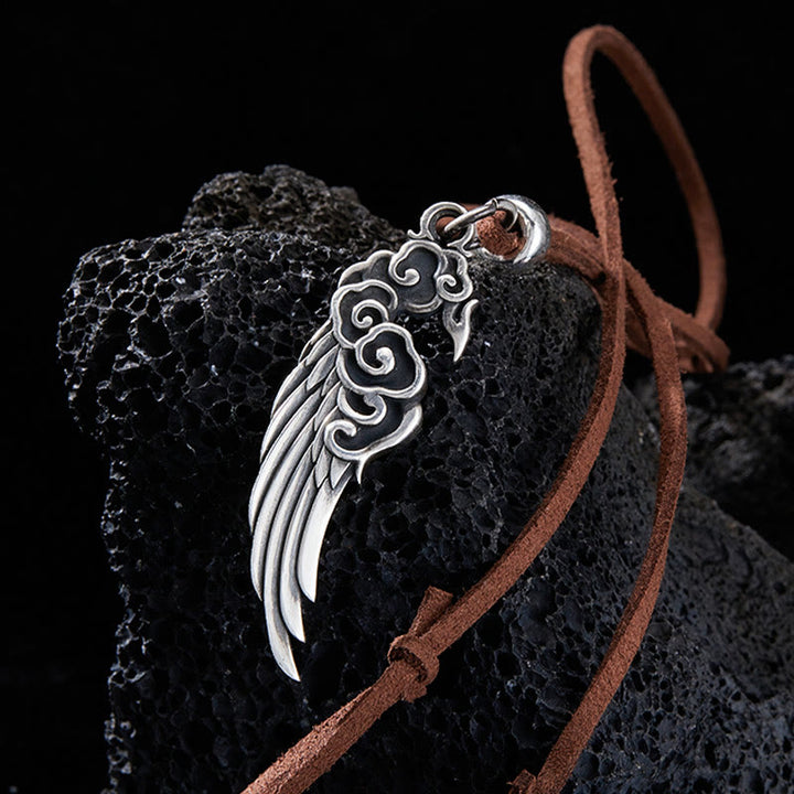 Collier pendentif en corde de coton et peau de cerf avec ailes de nuages de bon augure en argent sterling 925 et Buddha Stones