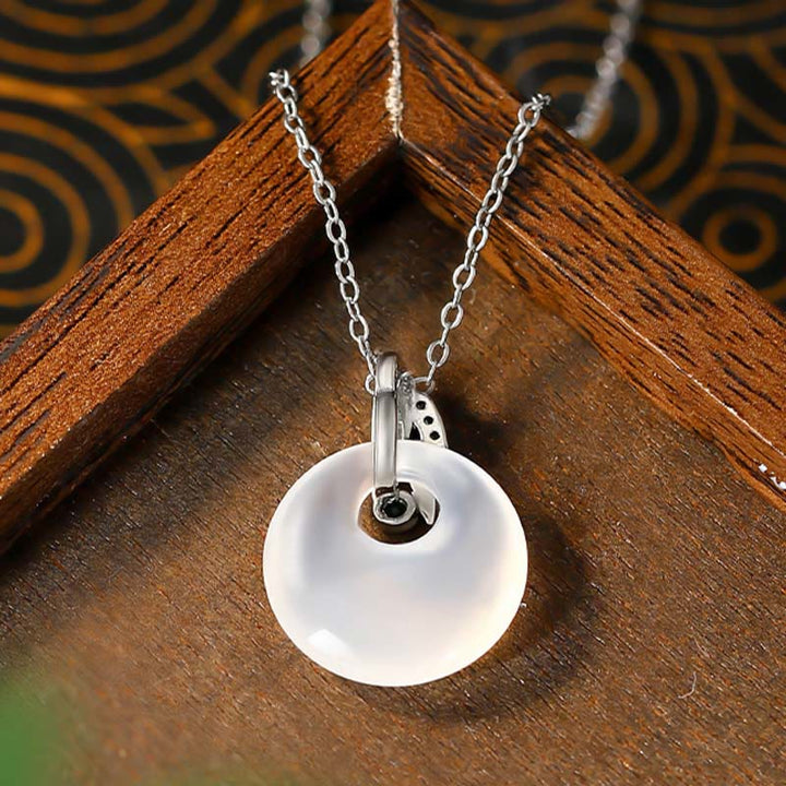 Buddha Stones en calcédoine naturelle et feuille de bambou avec boucle de paix et richesse