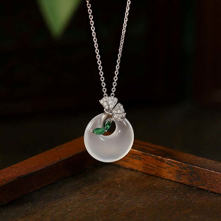 Buddha Stones Collier pendentif en calcédoine naturelle avec boucle de paix et feuille de ginkgo