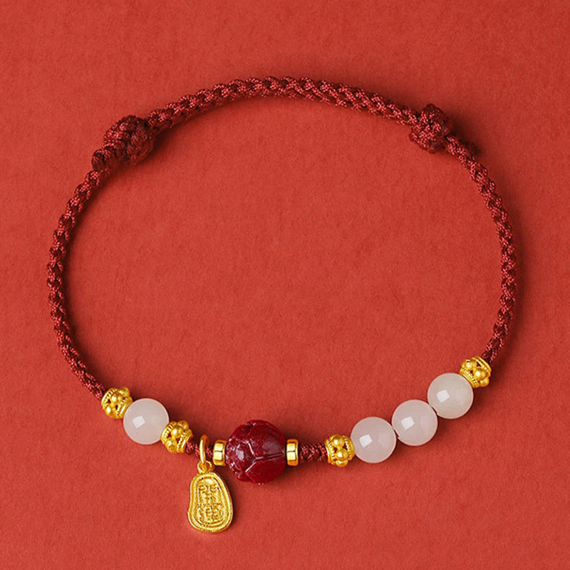 Bracelet porte-bonheur en fil rouge plaqué or 24 carats avec jade et cinabre et personnage Fu de Buddha Stones