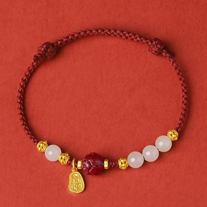 Bracelet porte-bonheur en fil rouge plaqué or 24 carats avec jade et cinabre et personnage Fu de Buddha Stones