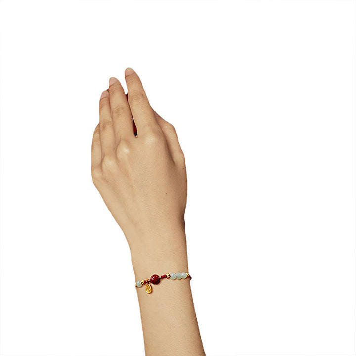 Bracelet porte-bonheur en fil rouge plaqué or 24 carats avec jade et cinabre et personnage Fu de Buddha Stones