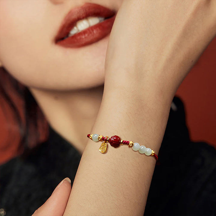 Bracelet porte-bonheur en fil rouge plaqué or 24 carats avec jade et cinabre et personnage Fu de Buddha Stones