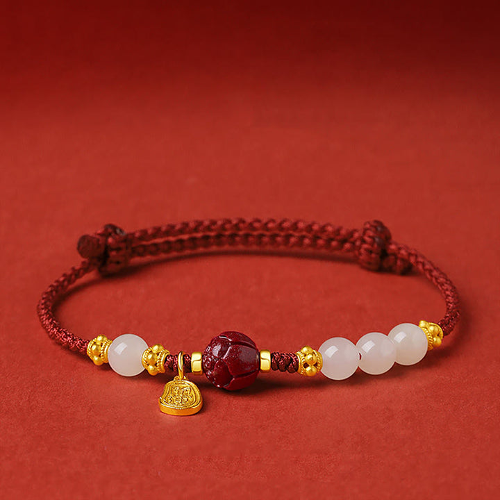Bracelet porte-bonheur en fil rouge plaqué or 24 carats avec jade et cinabre et personnage Fu de Buddha Stones