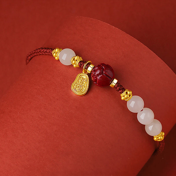 Bracelet porte-bonheur en fil rouge plaqué or 24 carats avec jade et cinabre et personnage Fu de Buddha Stones