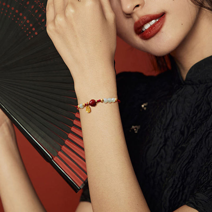 Bracelet porte-bonheur en fil rouge plaqué or 24 carats avec jade et cinabre et personnage Fu de Buddha Stones