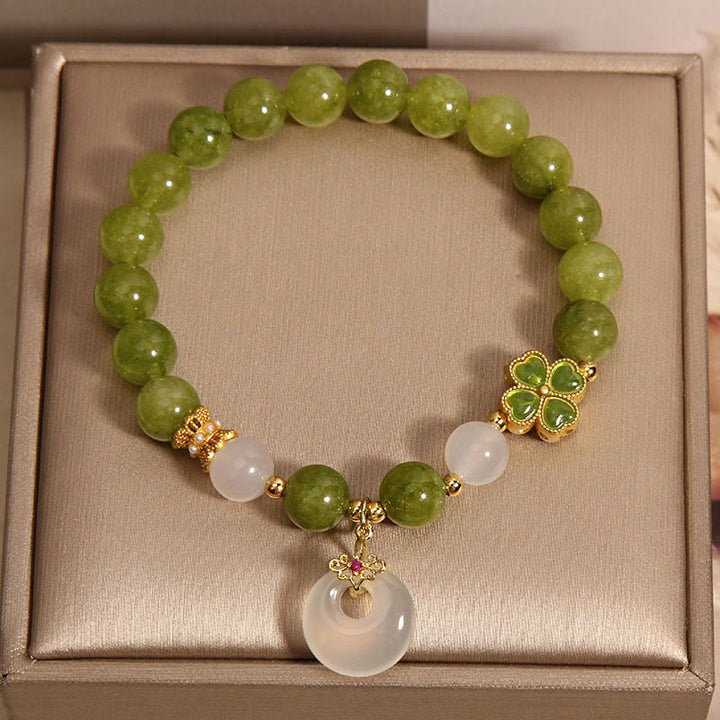 Bracelet de sagesse avec breloque en forme de trèfle à quatre feuilles et tourmaline verte et calcédoine de Buddha Stones