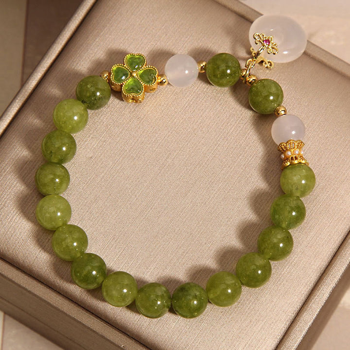 Bracelet de sagesse avec breloque en forme de trèfle à quatre feuilles et tourmaline verte et calcédoine de Buddha Stones