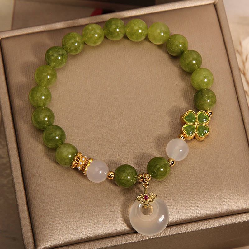 Bracelet de sagesse avec breloque en forme de trèfle à quatre feuilles et tourmaline verte et calcédoine de Buddha Stones