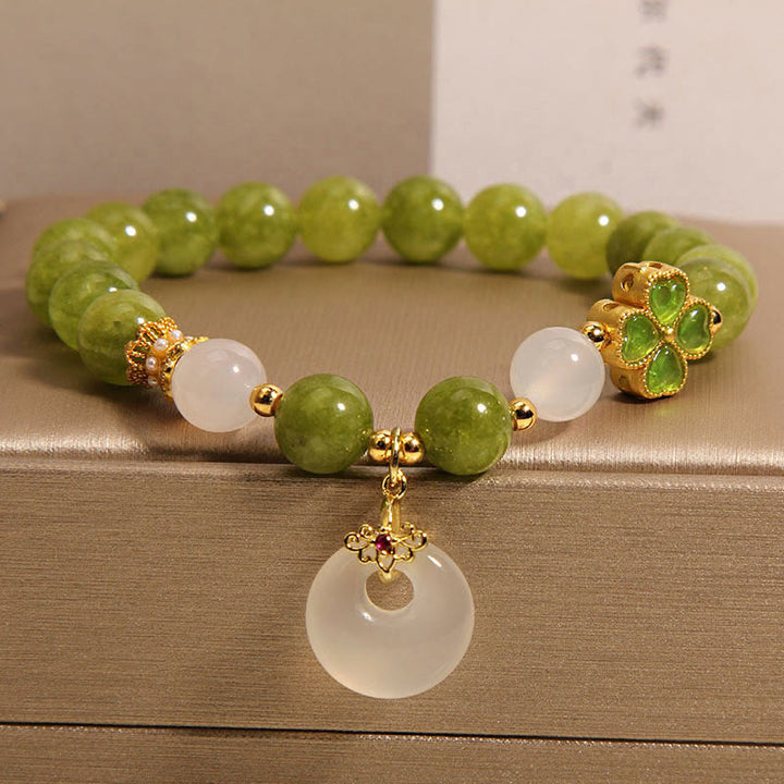Bracelet de sagesse avec breloque en forme de trèfle à quatre feuilles et tourmaline verte et calcédoine de Buddha Stones