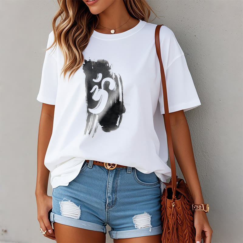 T-shirt en coton avec fond d'encre OM et Buddha Stones - image 7