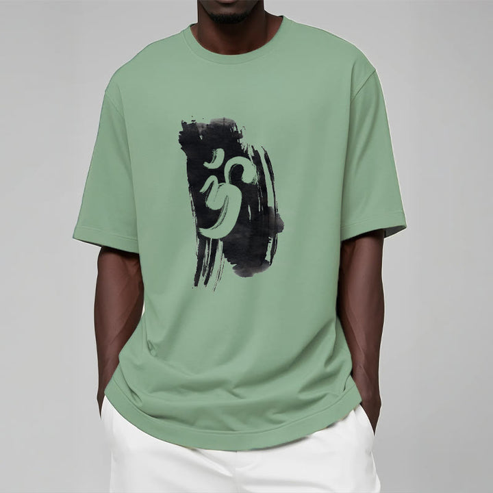 T-shirt en coton avec fond d'encre OM et Buddha Stones - image 19