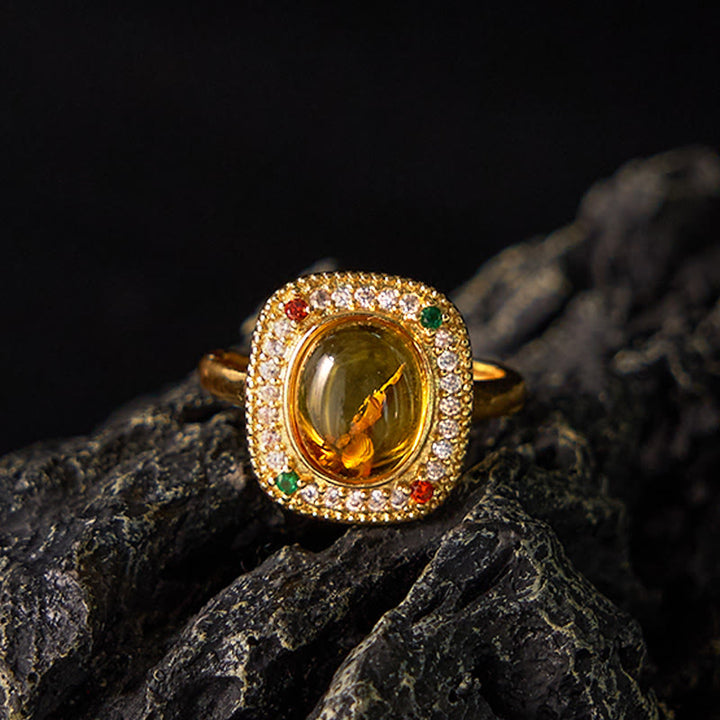 Bague de confiance en diamant avec support carré en forme de fleur d'ambre naturelle de Buddha Stones