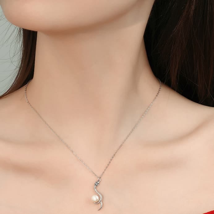 Collier pendentif serpent autour de la perle en argent sterling 925 Buddha Stones et bénédiction de l'année du serpent