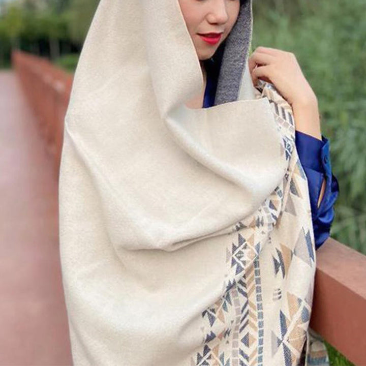 Écharpe enveloppante chaude à pompons et motifs géométriques beiges tibétains avec Buddha Stones pour l'automne et l'hiver