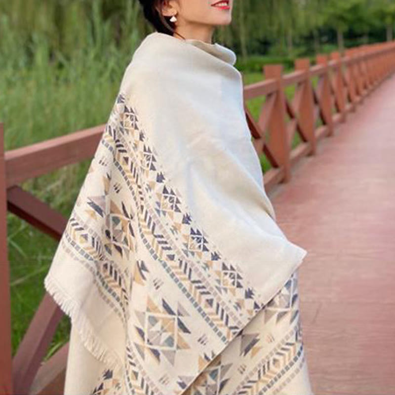 Écharpe enveloppante chaude à pompons et motifs géométriques beiges tibétains avec Buddha Stones pour l'automne et l'hiver